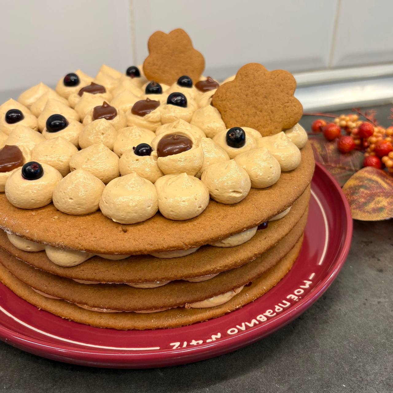 Медовик со сгущёнкой и ягодами: Тонкие медовые коржи, крем с варёной сгущёнкой и начинка из чёрной смородины.